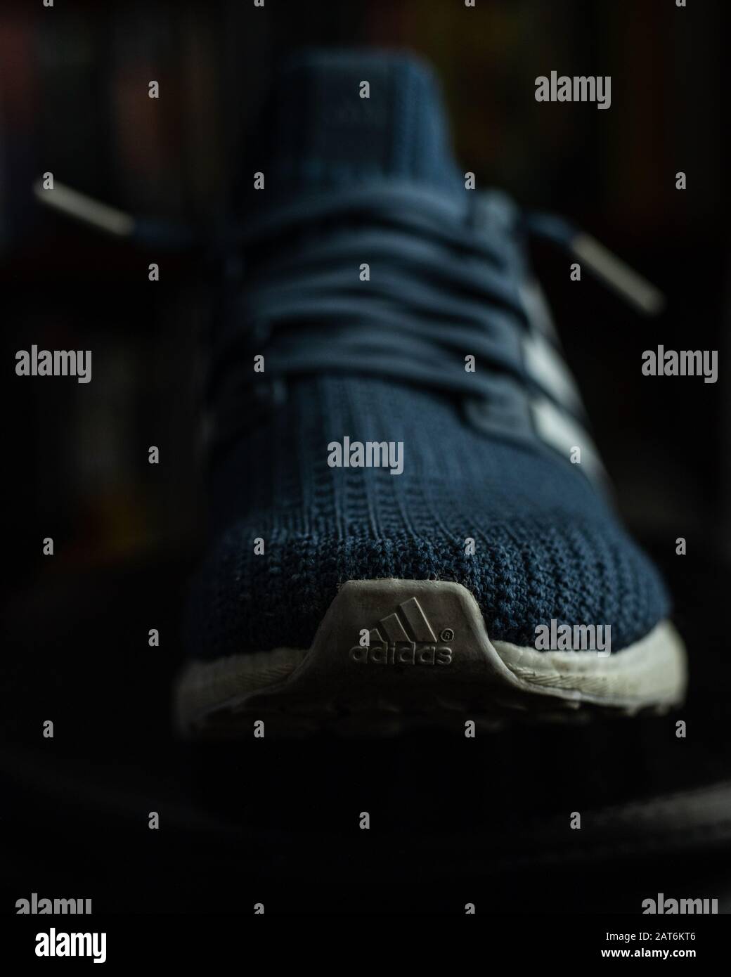 Primer plano de azul y blanco Adidas Ultraboost zapatillas deportivas  logotipo frontal con la jaula y los cordones en el fondo Fotografía de  stock - Alamy