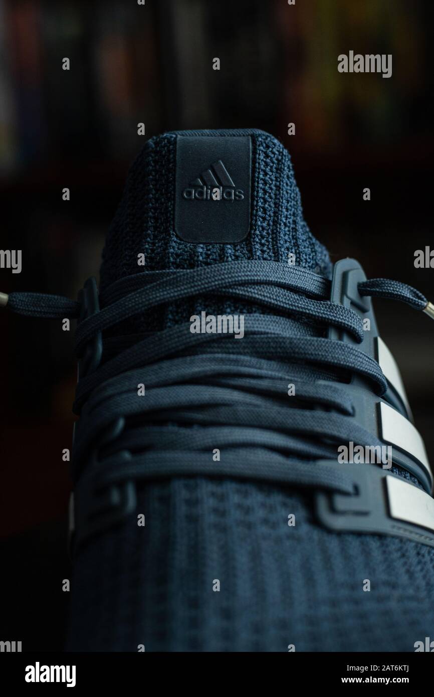 Primer plano de Blue and White Adidas Ultraboost zapatillas de gimnasio  logotipo de la lengüeta delantera con la jaula y los cordones y el fondo  borroso Fotografía de stock - Alamy