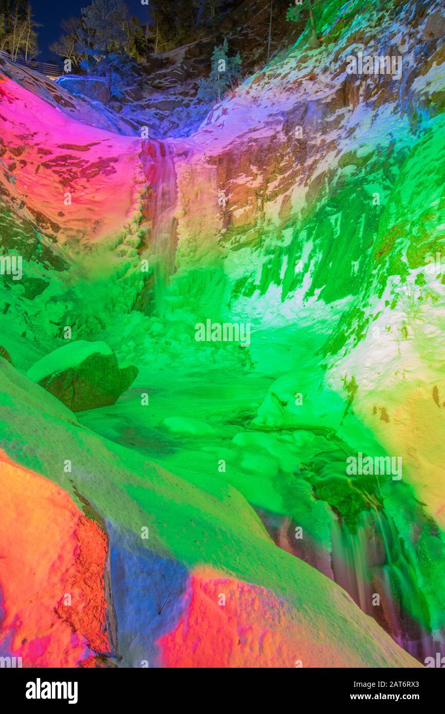 Seven Falls en Colorado Springs, CO, es una atracción popular durante la temporada de Navidad conocida por su hermoso paisaje y su espectáculo de luces festivas. Foto de stock