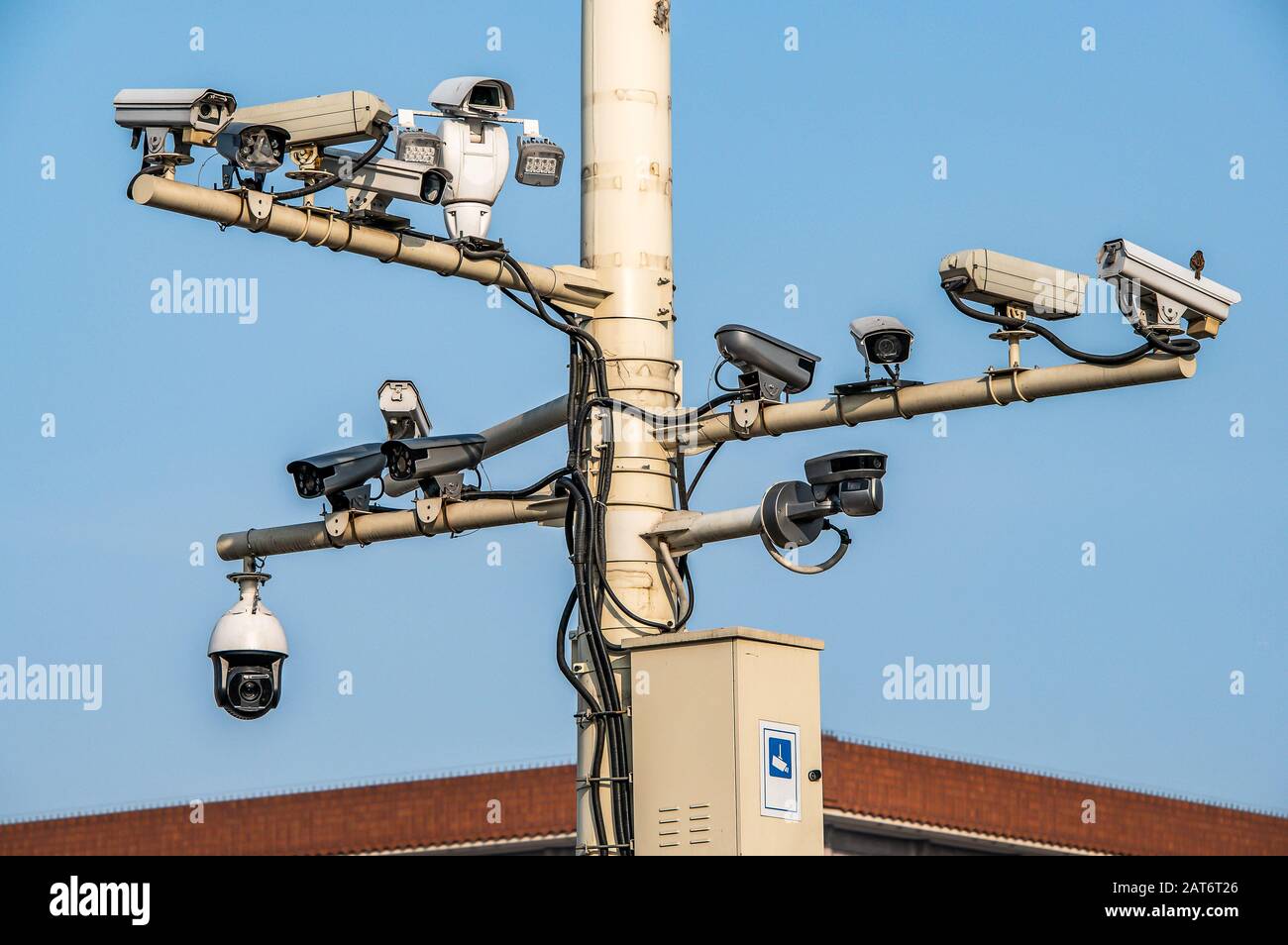 Cámaras CCTV en poste linterna en la ciudad capitolio de china Pekín