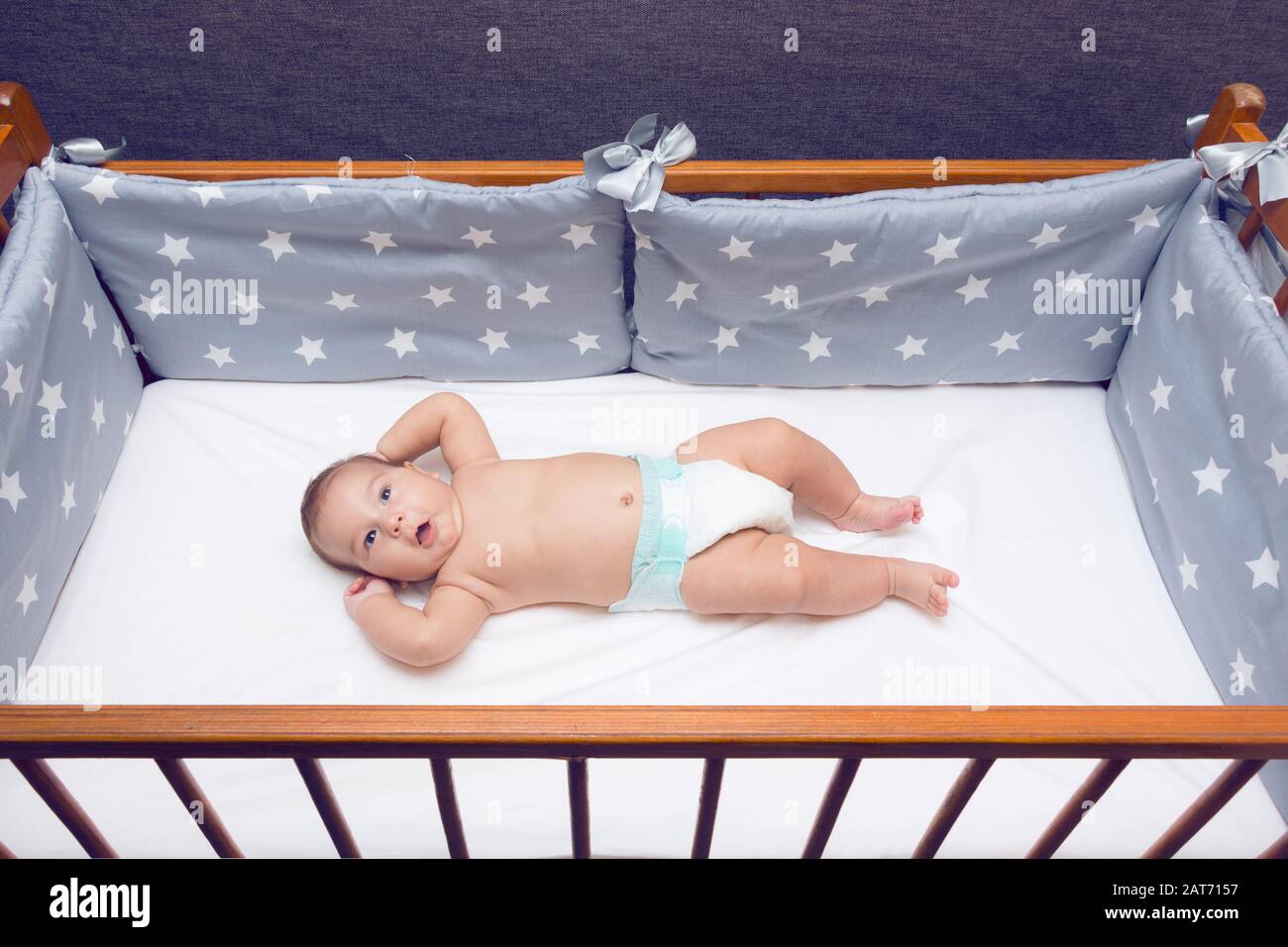 Pequeño hermoso bebé puesta en cuna decorada Fotografía de stock - Alamy