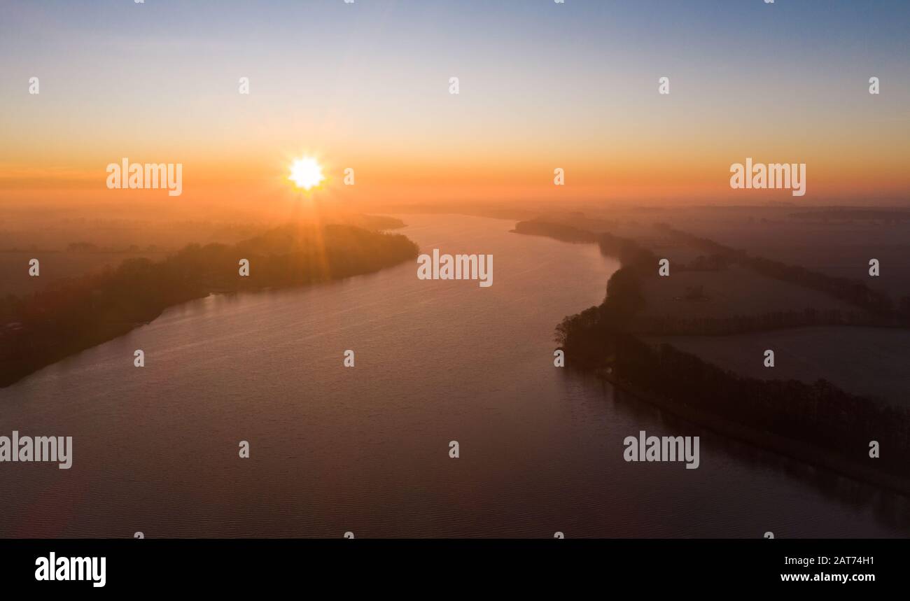 Ruppiner See in der Mark Brandenburg zum Sonnenaufgang im Winter Foto de stock