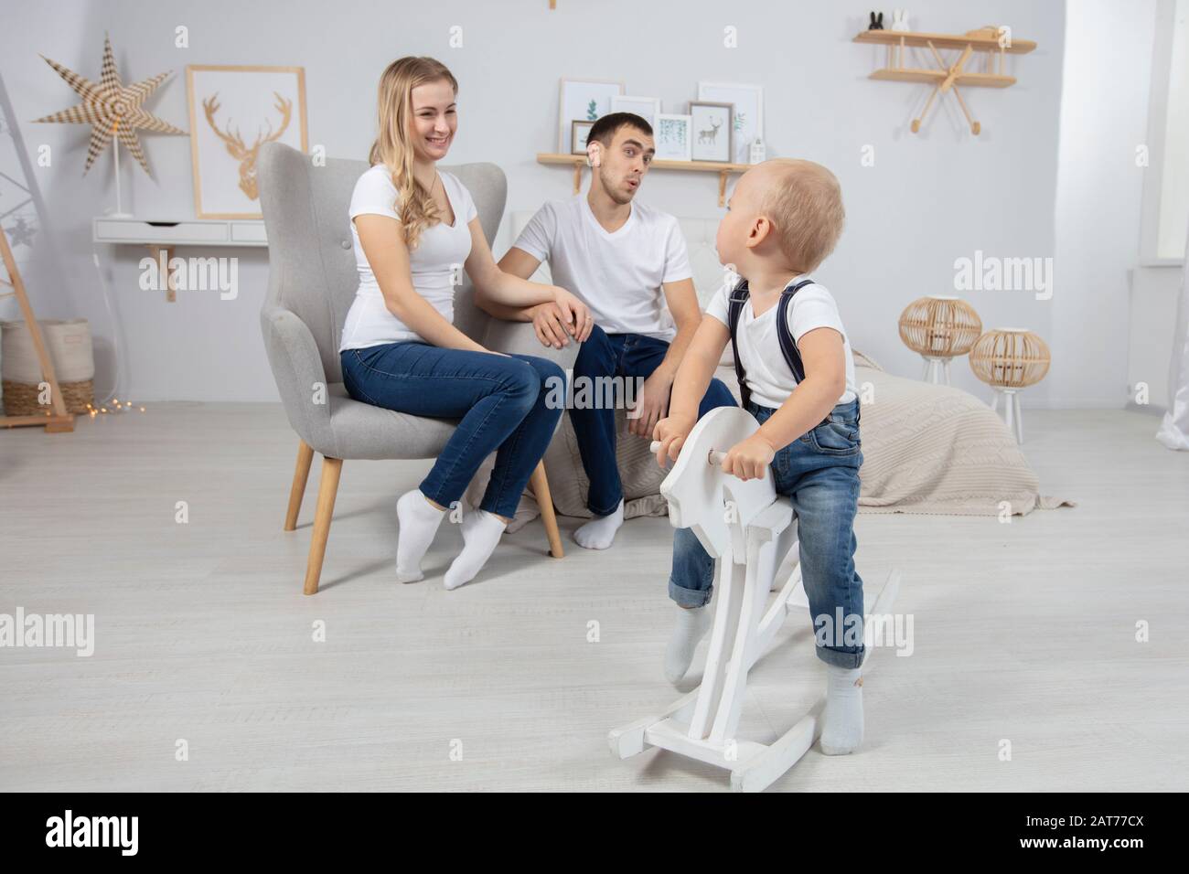 Familia Papa Mama Nino Jugar En Casa Marido Esposa E Hijo Pequeno Pareja Con Bebe En El Apartamento Fotografia De Stock Alamy