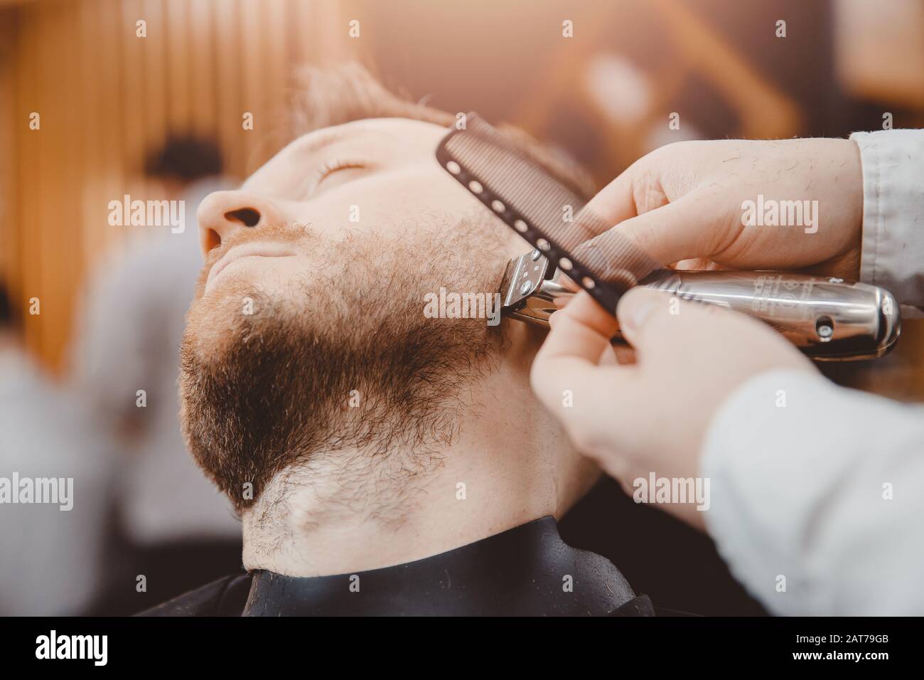 Hombre de la clienta de Hipster que visita en la peluquería de peluquería, Vintage tintado marrón Foto de stock