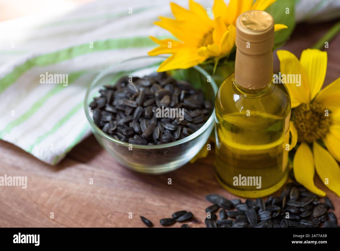 El aceite de girasol con semillas sobre fondo de madera vintage Foto de stock