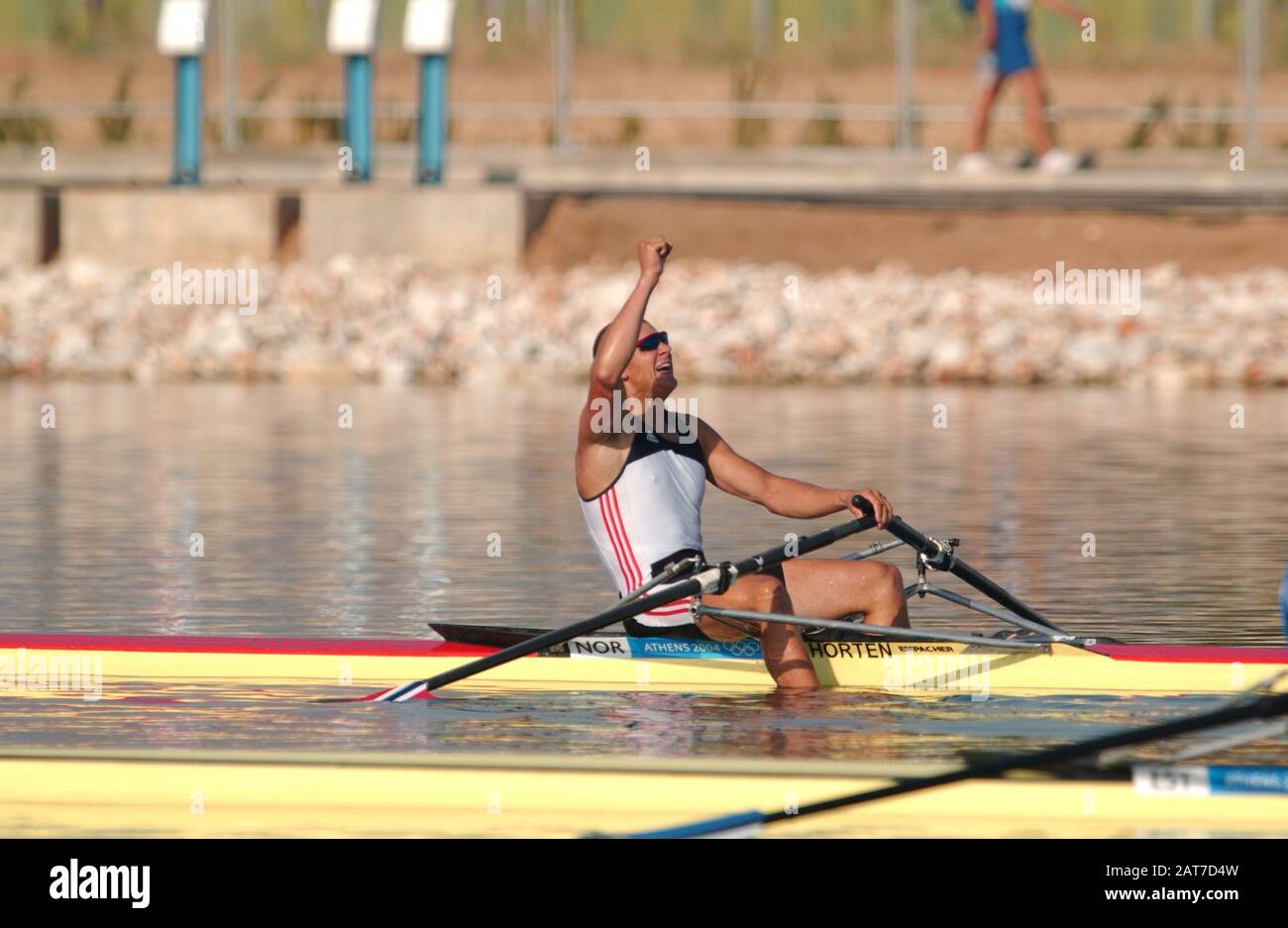 20040828 Juegos Olímpicos Atenas Grecia [Olympic Rowing Regatta] Lago  Schinias Hombre de una sola final de Sculpl NI M1X Olaf Tufte, celebra  después de ganar la final y la medalla de oro