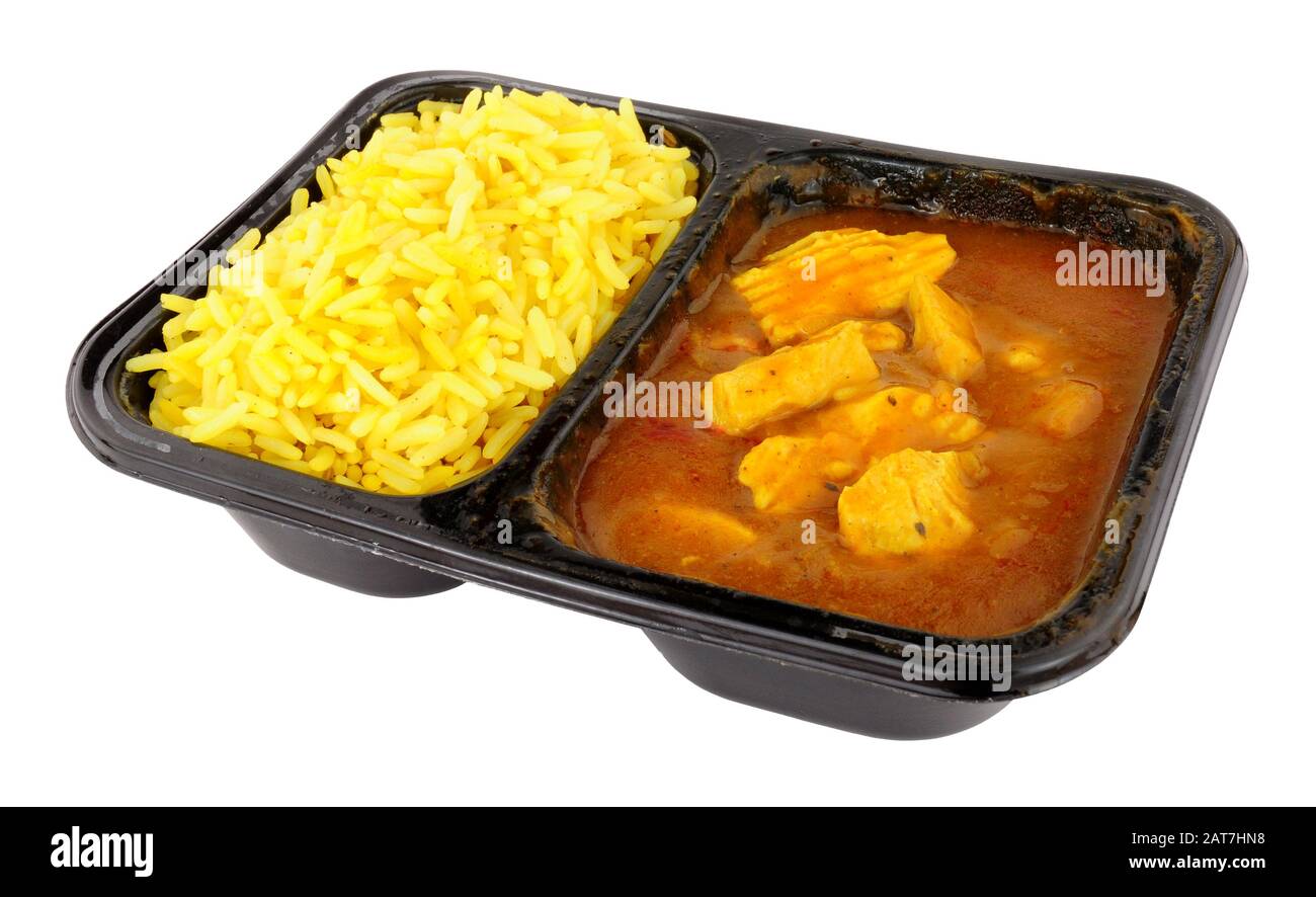 Curry de pollo y arroz, comida de microondas aislada sobre un fondo blanco  Fotografía de stock - Alamy