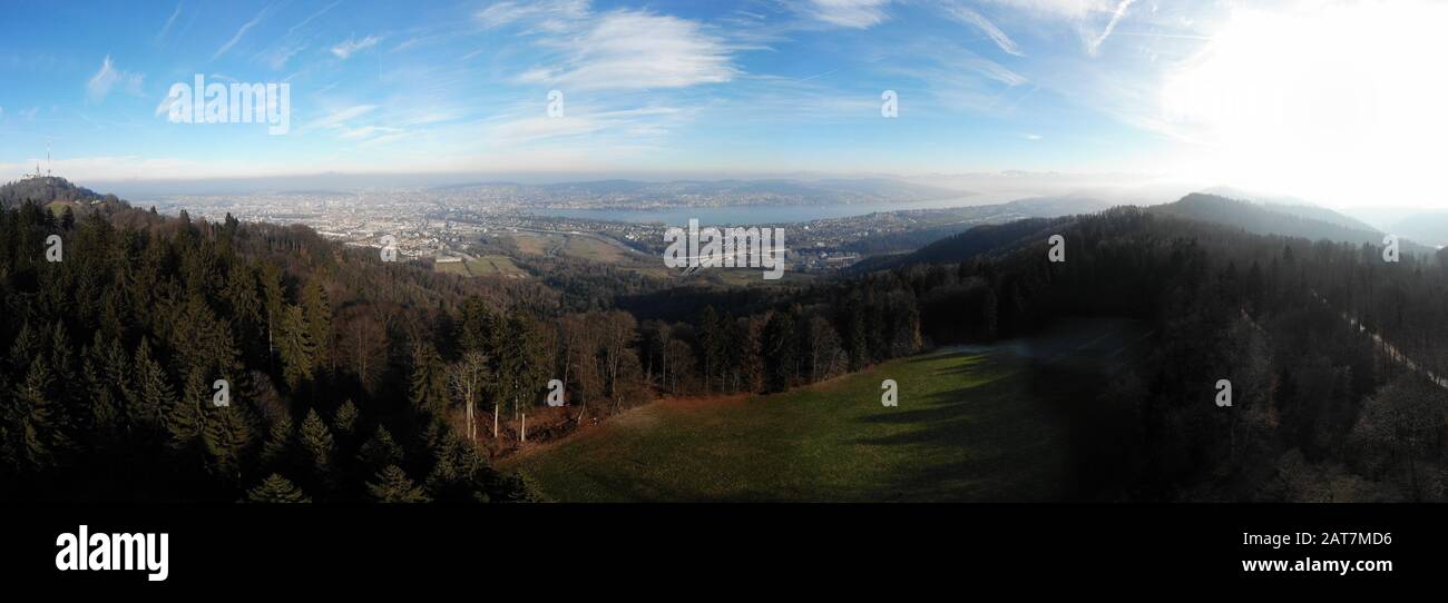 Uetliberg y el lago Zurich hechos por drone Foto de stock