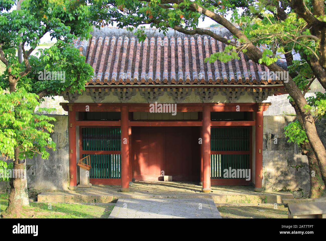 Naha Palacio de japón puerta en el jardín Foto de stock