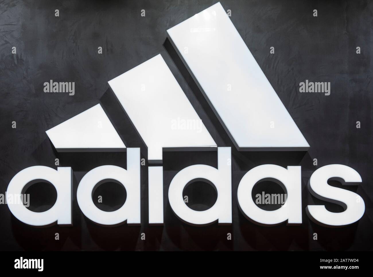 La Marca multinacional alemana de ropa deportiva Adidas logo se ve en Hong  Kong Fotografía de stock - Alamy
