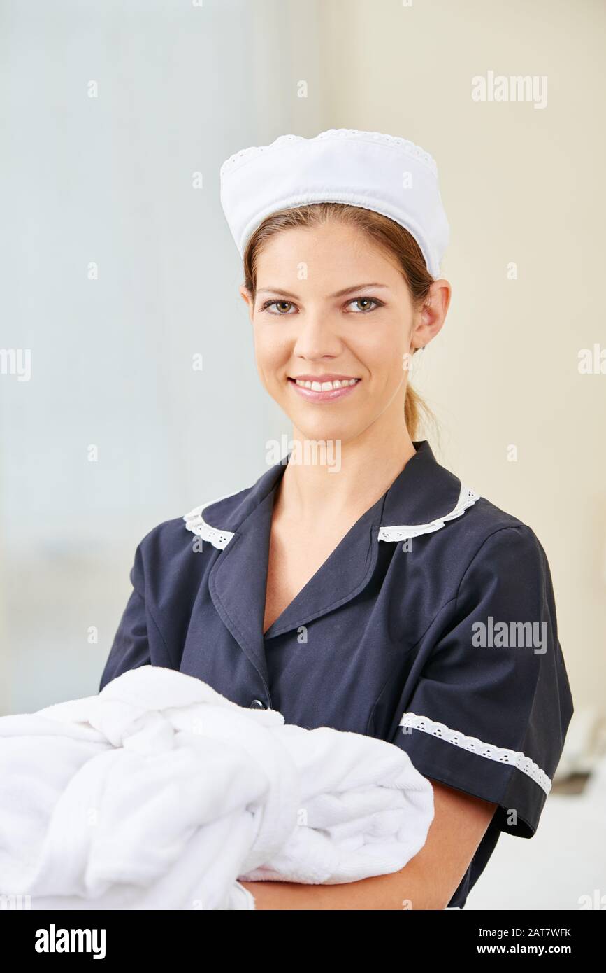 Mucama de hotel con su uniforme fotografías e imágenes de alta resolución -  Alamy