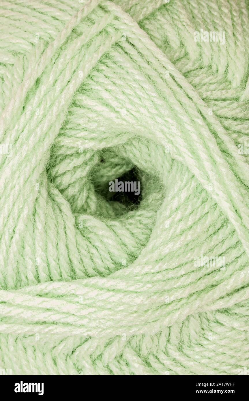 Primer plano de la bola de lana verde Foto de stock
