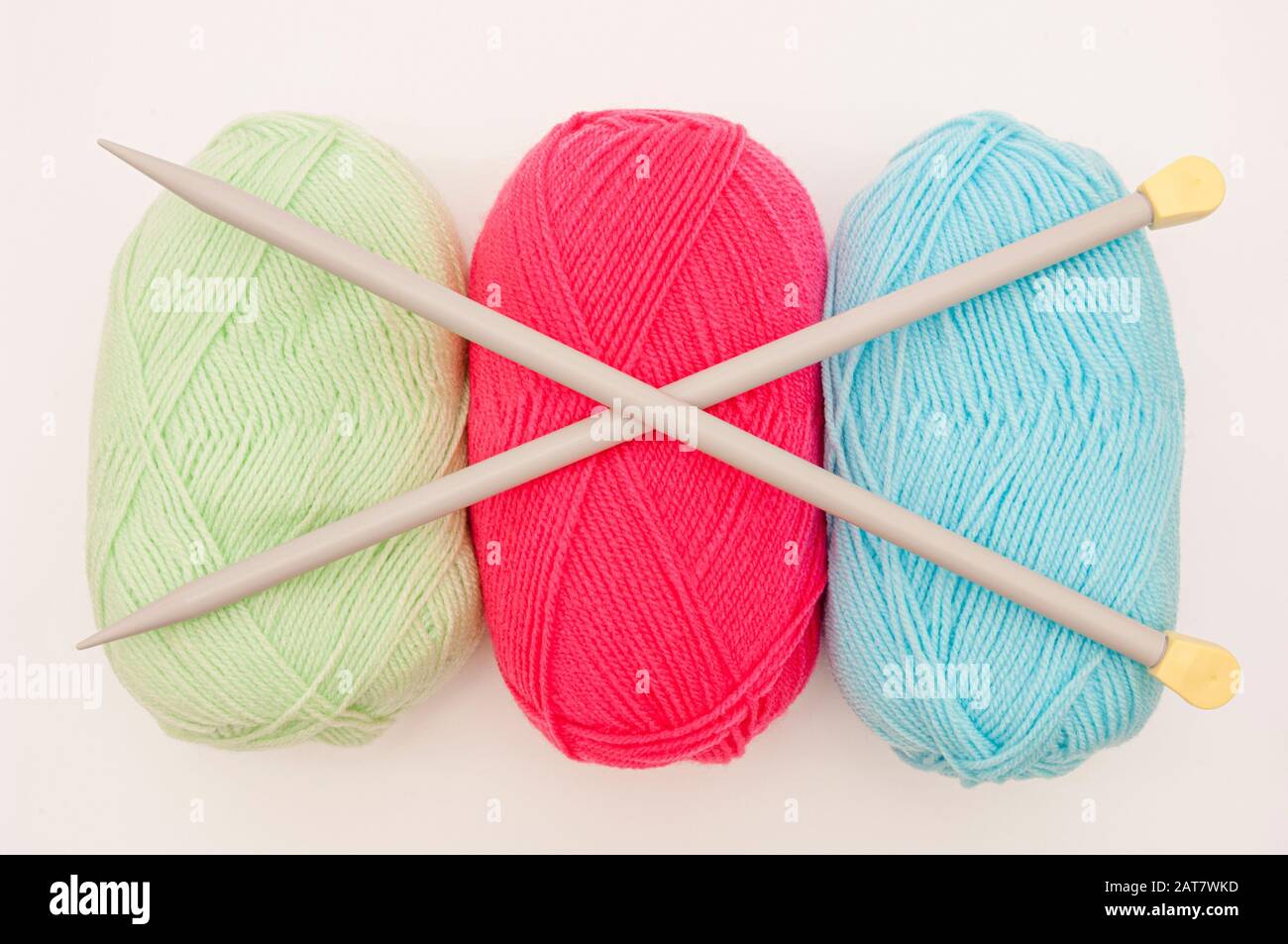 Bolas de lana coloreada con agujas de punto Foto de stock