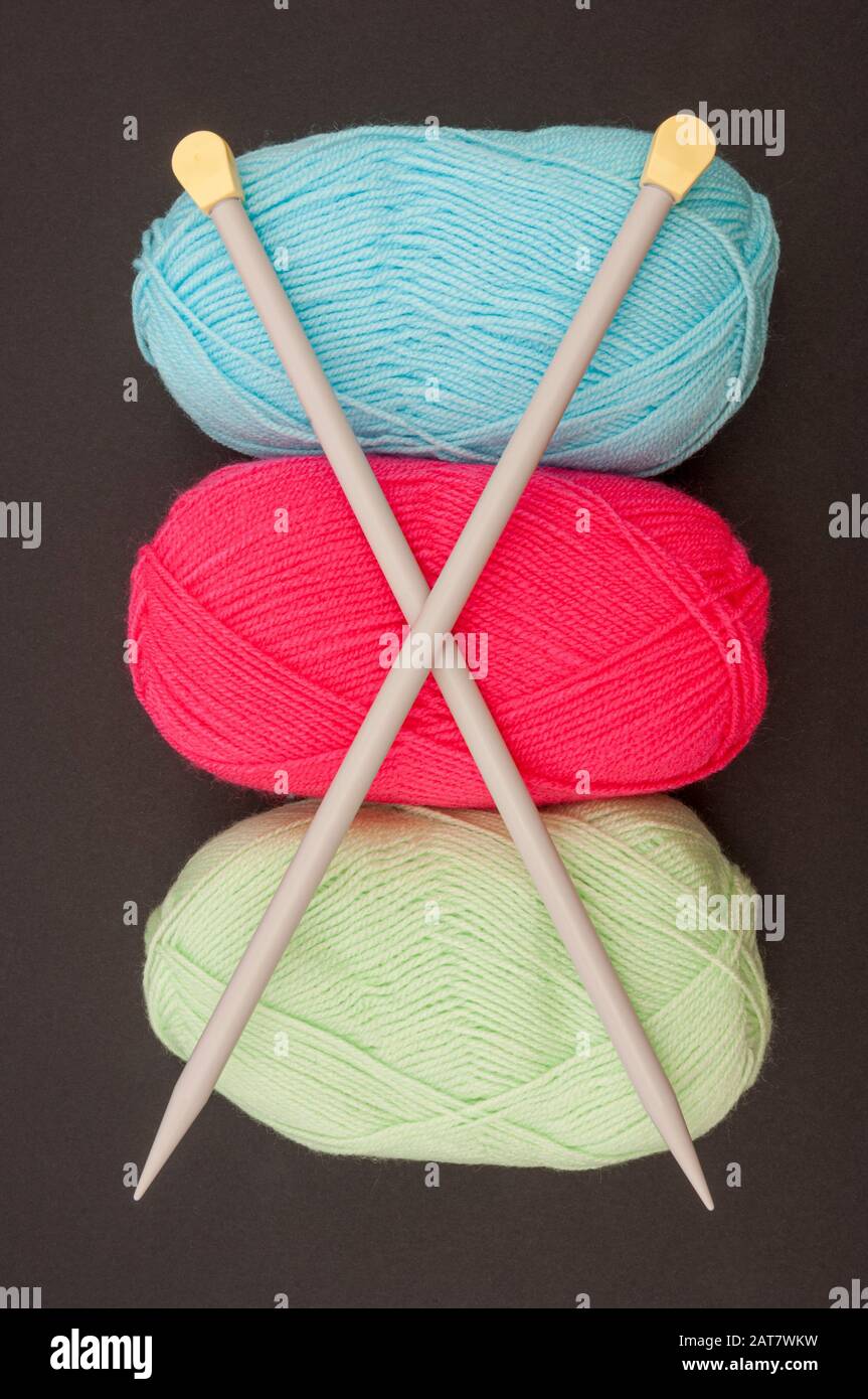 Bolas de lana coloreada con agujas de punto Foto de stock