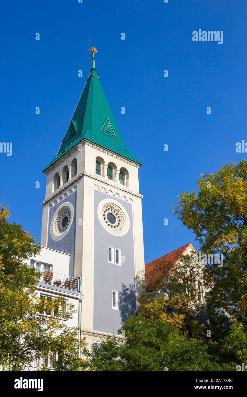 Torre de la iglesia calvinista (Kalvinsky kostol) en Bratislava, Eslovaquia Foto de stock