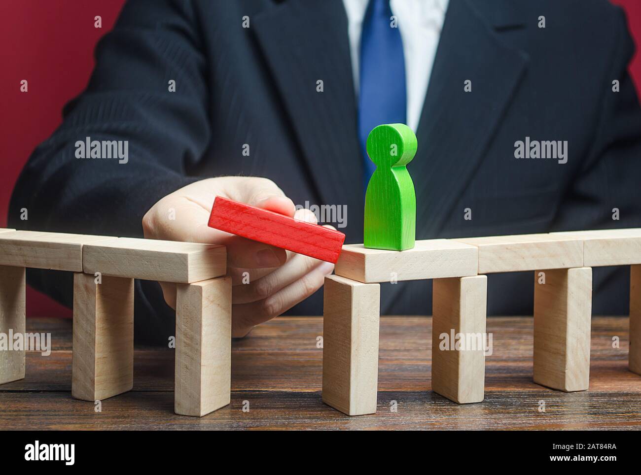 Un empresario construye un camino verde para una figura. Hacer un