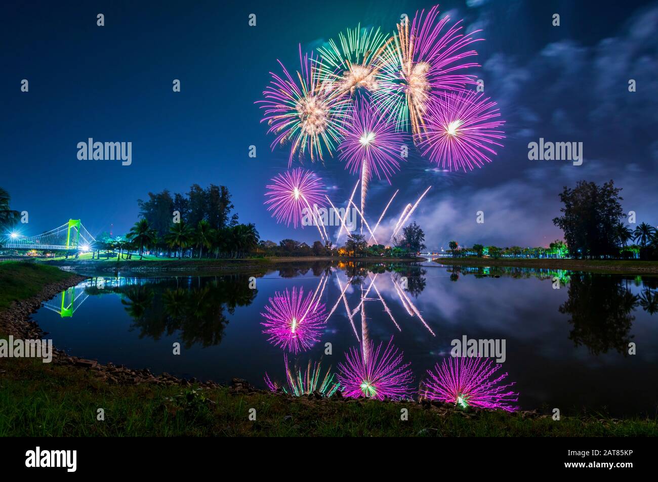 Hermoso Festival De Fuegos Artificiales En Udon Thani, Tailandia Foto de stock