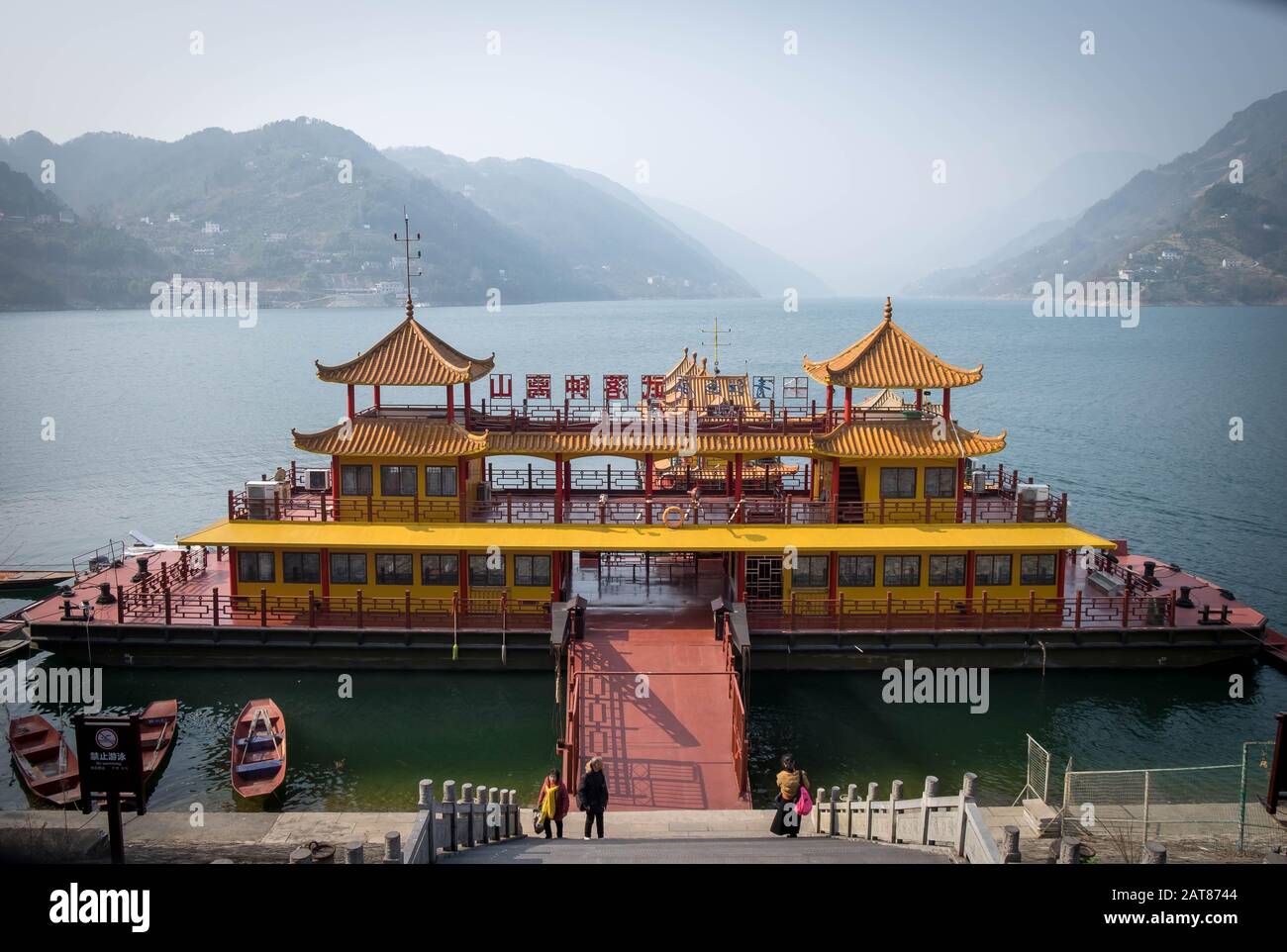 Yichang, HUBEI / CHINA - DEC 25 2019: Navegación por el río yangtze para el viajero junto con las tres gargantas, la parte del río Yangtze Foto de stock