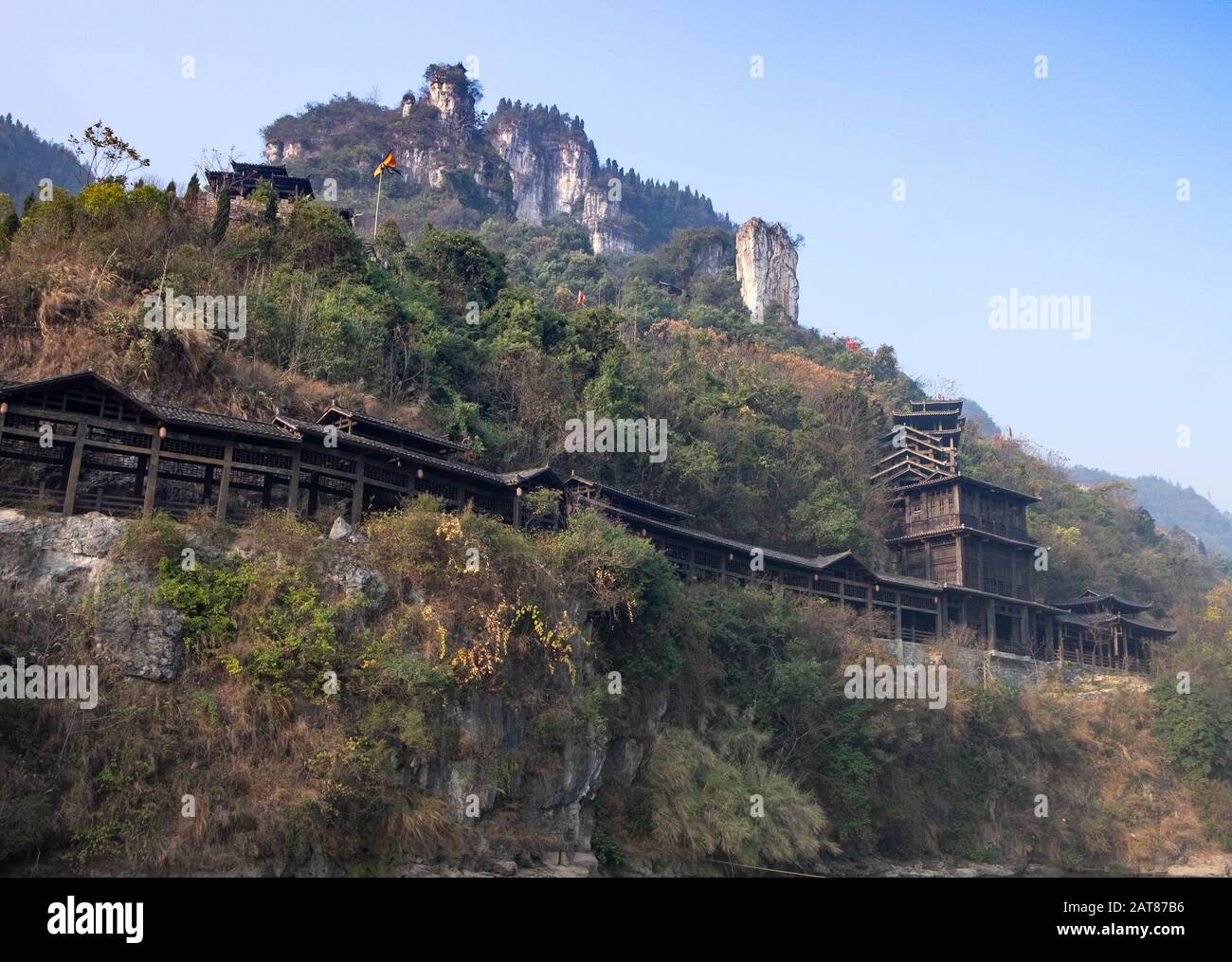 Yichang, HUBEI / CHINA - DEC 25 2019: El pueblo de madera junto con la colina junto al río Yangtze en la parte de La presa De Tres Gargantas. La presa gigante Foto de stock