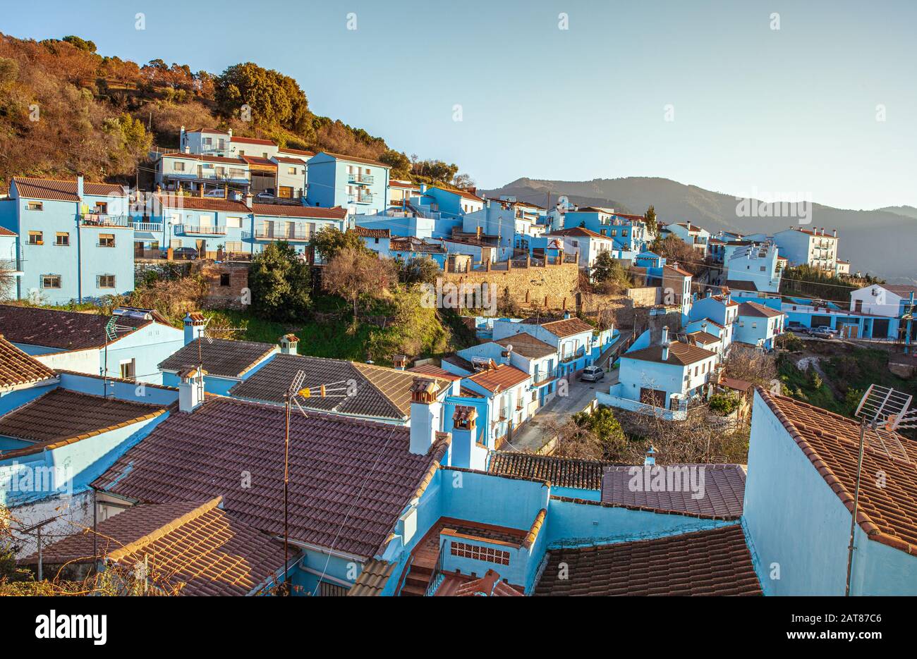 El famoso pueblo azul de Juzcar también llamado pueblo smurf en España Andalucía Foto de stock