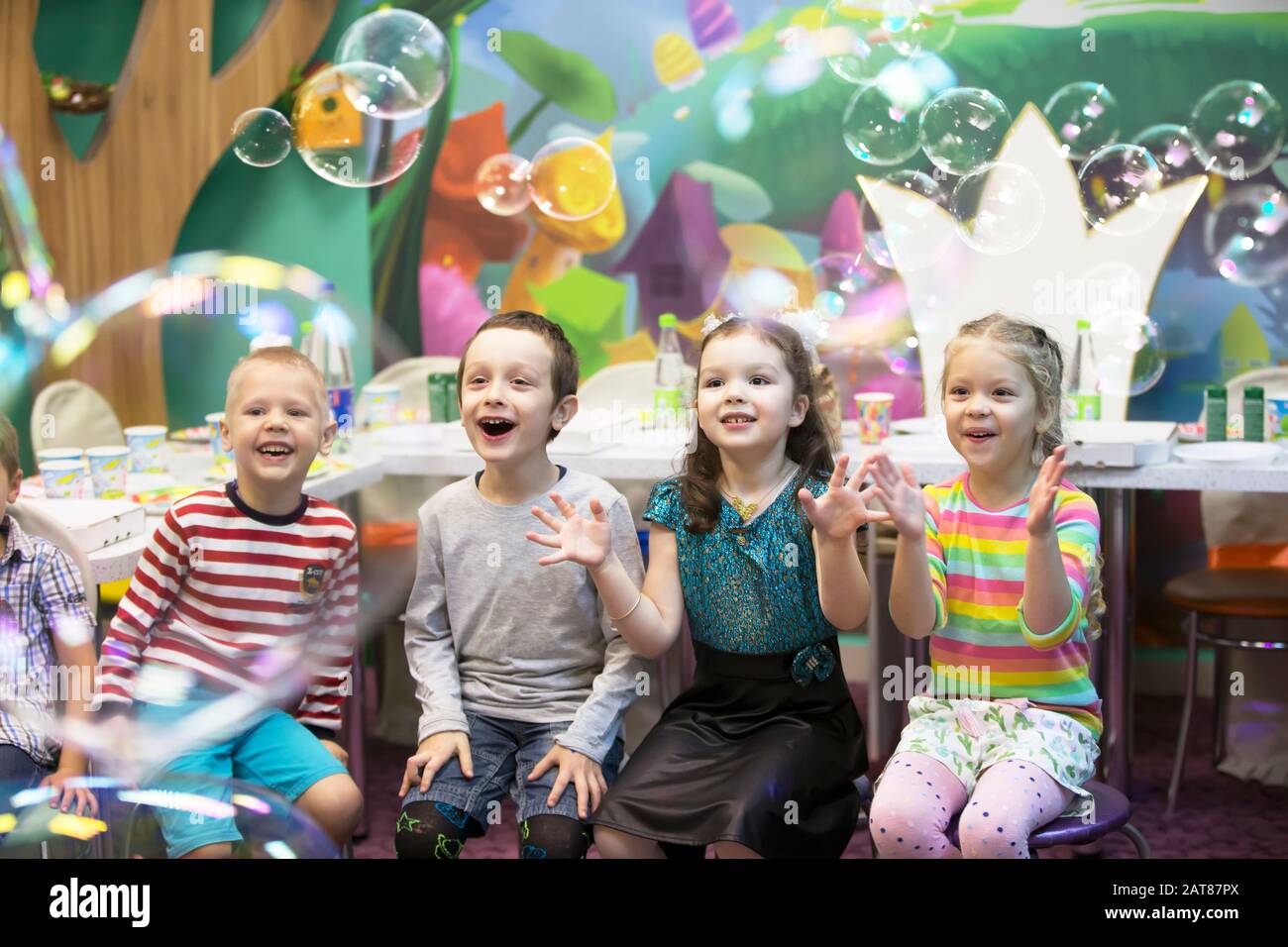 Los niños en la fiesta. Aparecen burbujas de jabón. Fiesta de los niños.  Para reventar el jabón bub Fotografía de stock - Alamy