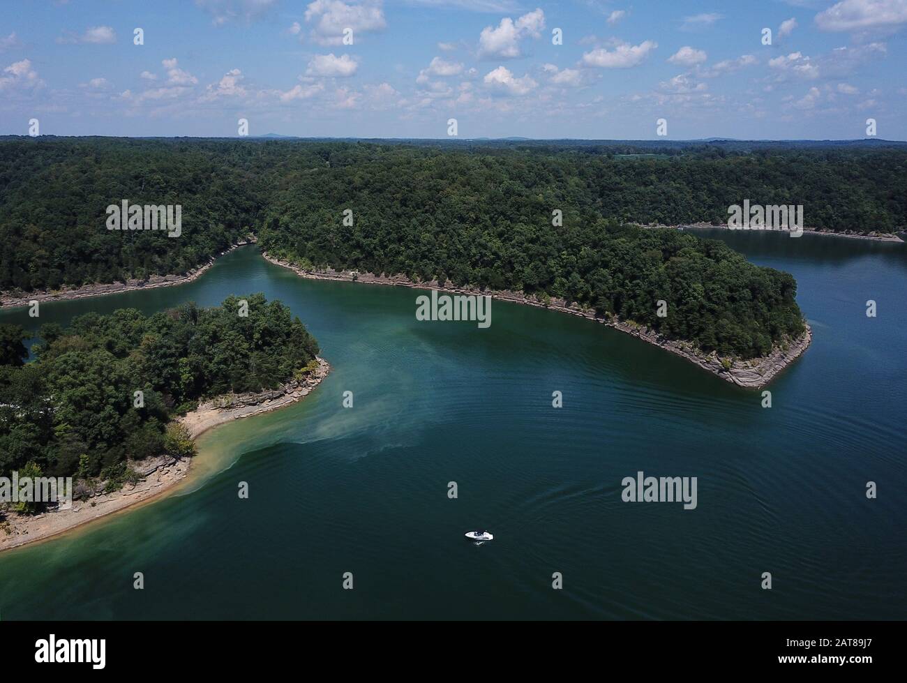 Lancha motora en la antena de drone del Lago Cumberland Kentucky USA Foto de stock