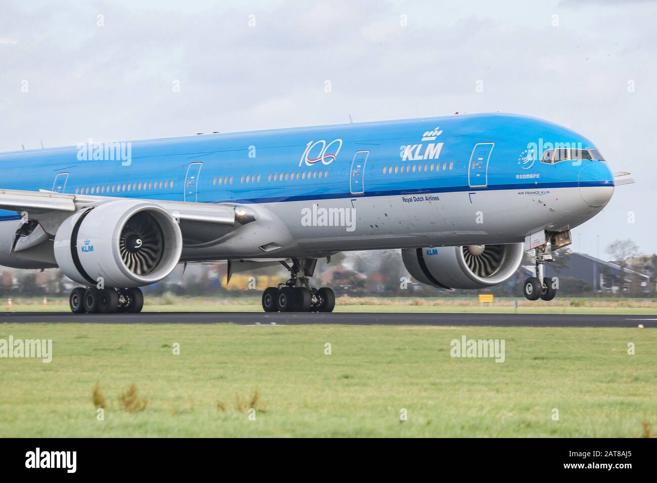 Un avión de cuerpo ancho Boeing 777-300 de KLM Royal Dutch Airlines aterriza en el aeropuerto Schiphol AMS EHAM de Ámsterdam, en los países Bajos, en la pista de Polderbaan. El avión cuenta con la certificación ETOPS para vuelos transatlánticos. Foto de stock