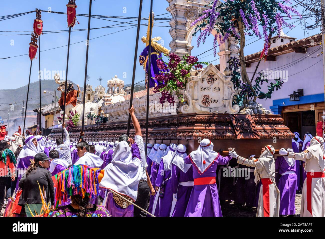 Antigua, Guatemala - 14 de abril de 2019: Procesión del Domingo de Ramos en el lugar declarado Patrimonio de la Humanidad por la UNESCO con las famosas celebraciones de la Semana Santa. Foto de stock