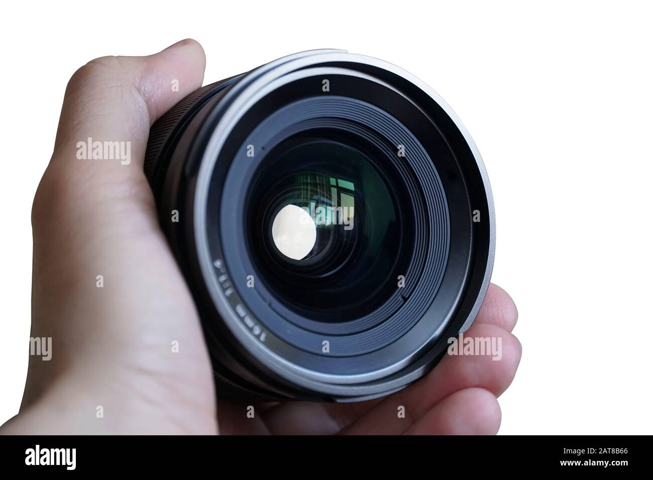 Lente prime de 16 mm en la mano, aislada sobre fondo blanco Foto de stock