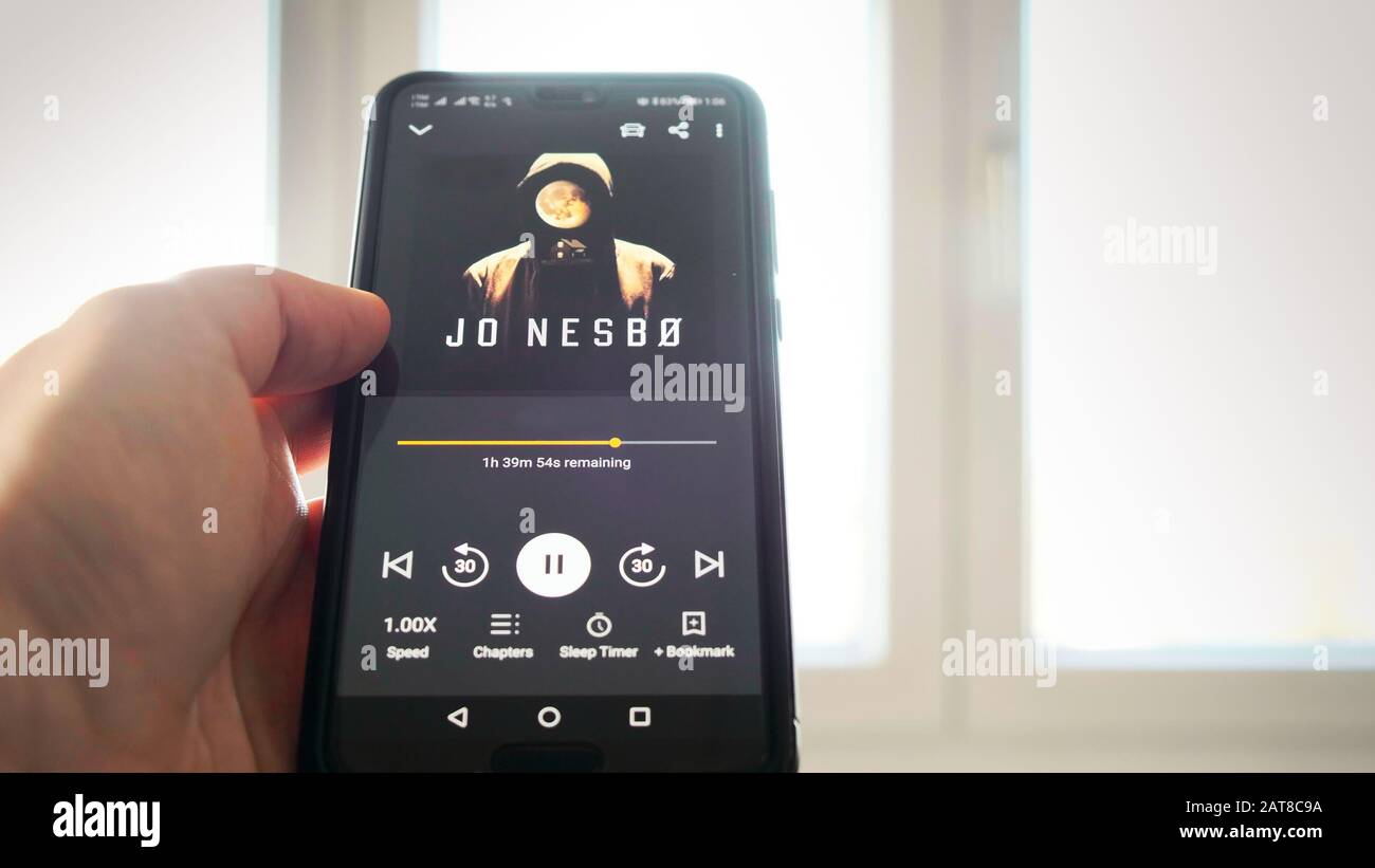 Escucha el audiolibro Jo Nesbo Midnight Sun en la aplicación Audible del servicio de libros de audio de Amazon en el smartphone Foto de stock