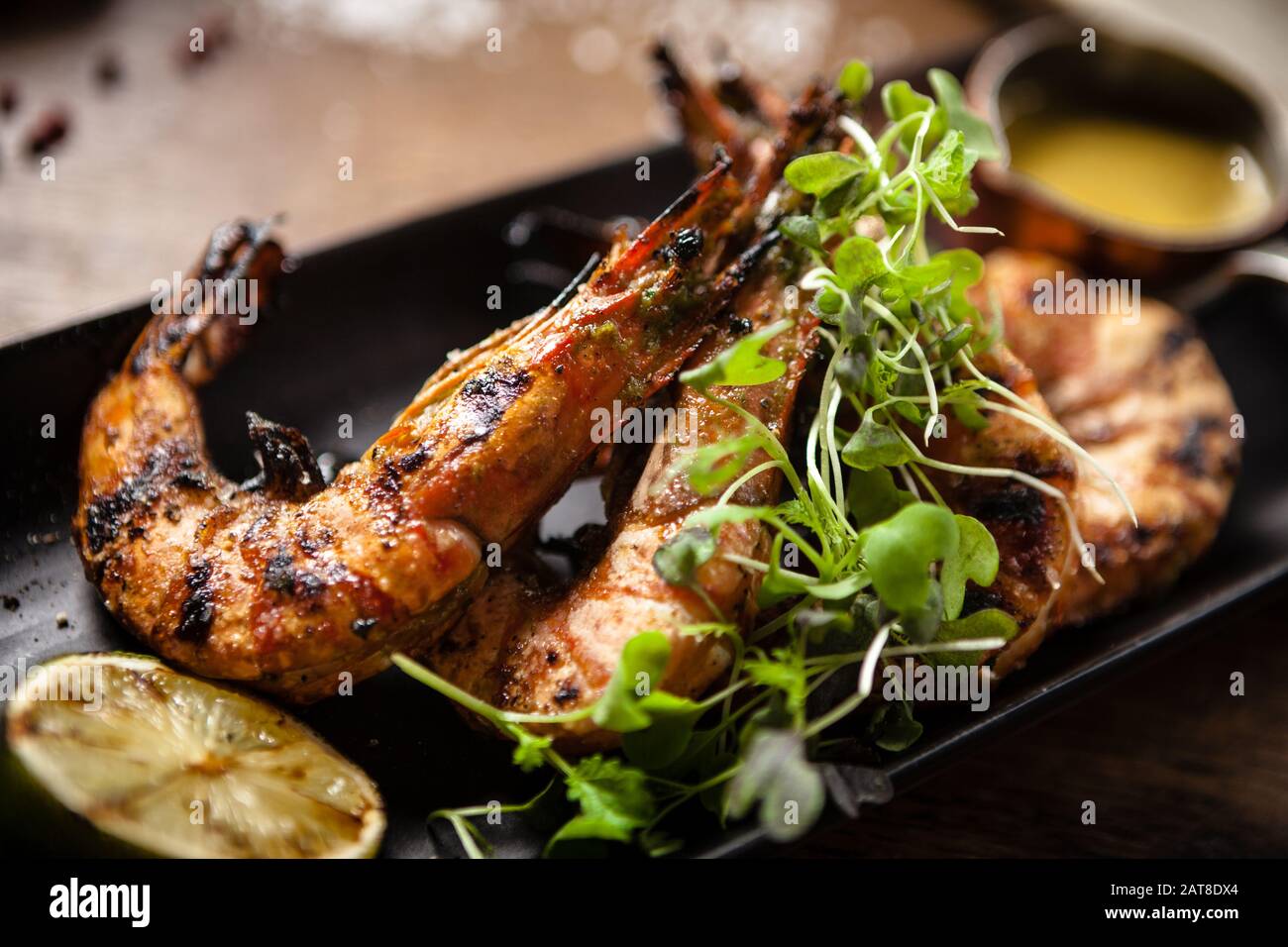 Langostinos tigre a la parrilla con salsa de Chile y lima Fotografía de stock Alamy Langostinos tigre a la parrilla con salsa de Chile y lima Fotografía de stock Alamy