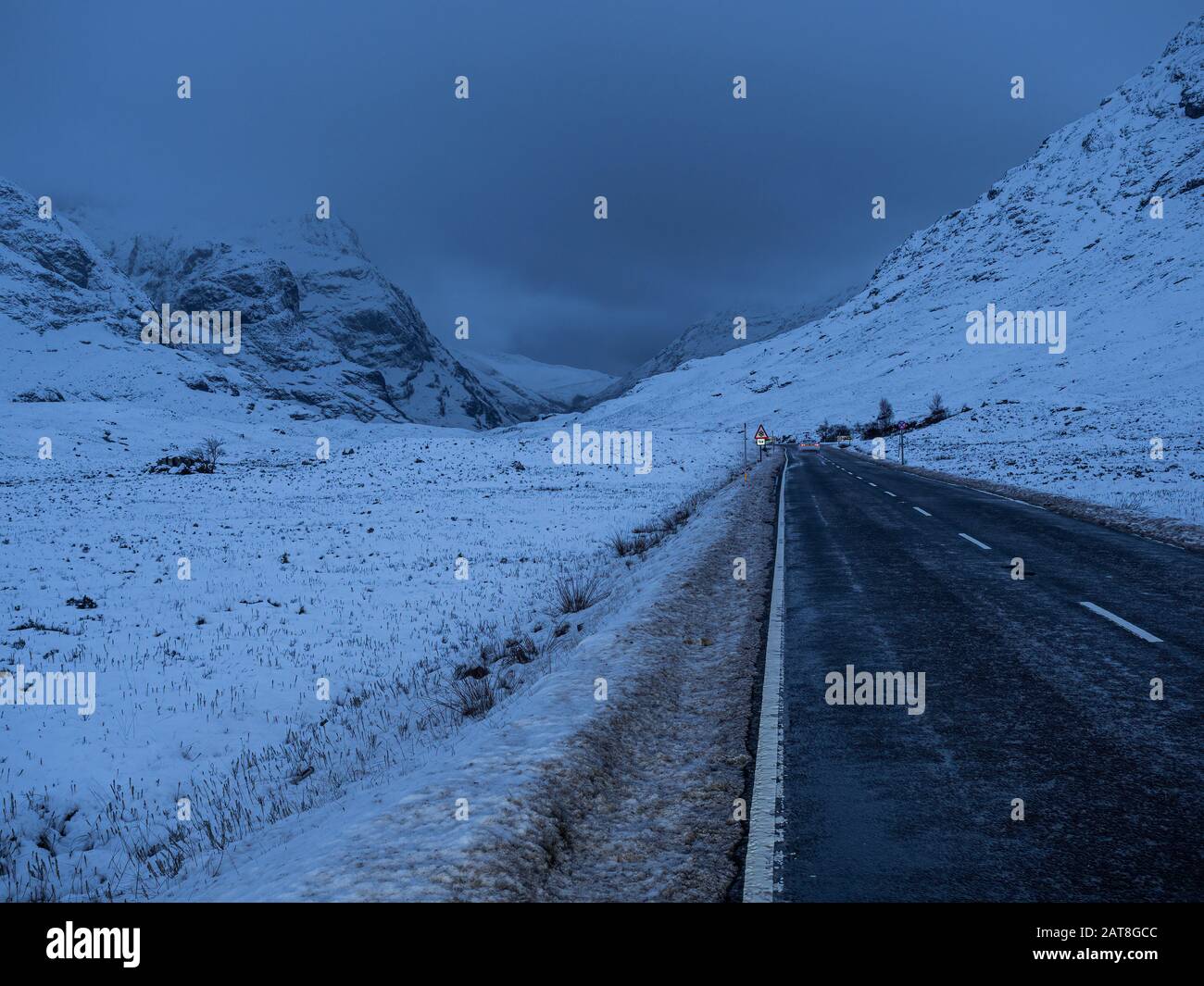 Uno de los viajes por carretera más escénicos de Escocia, el A82 lo recorre por el valle Glencoe en invierno, Foto de stock
