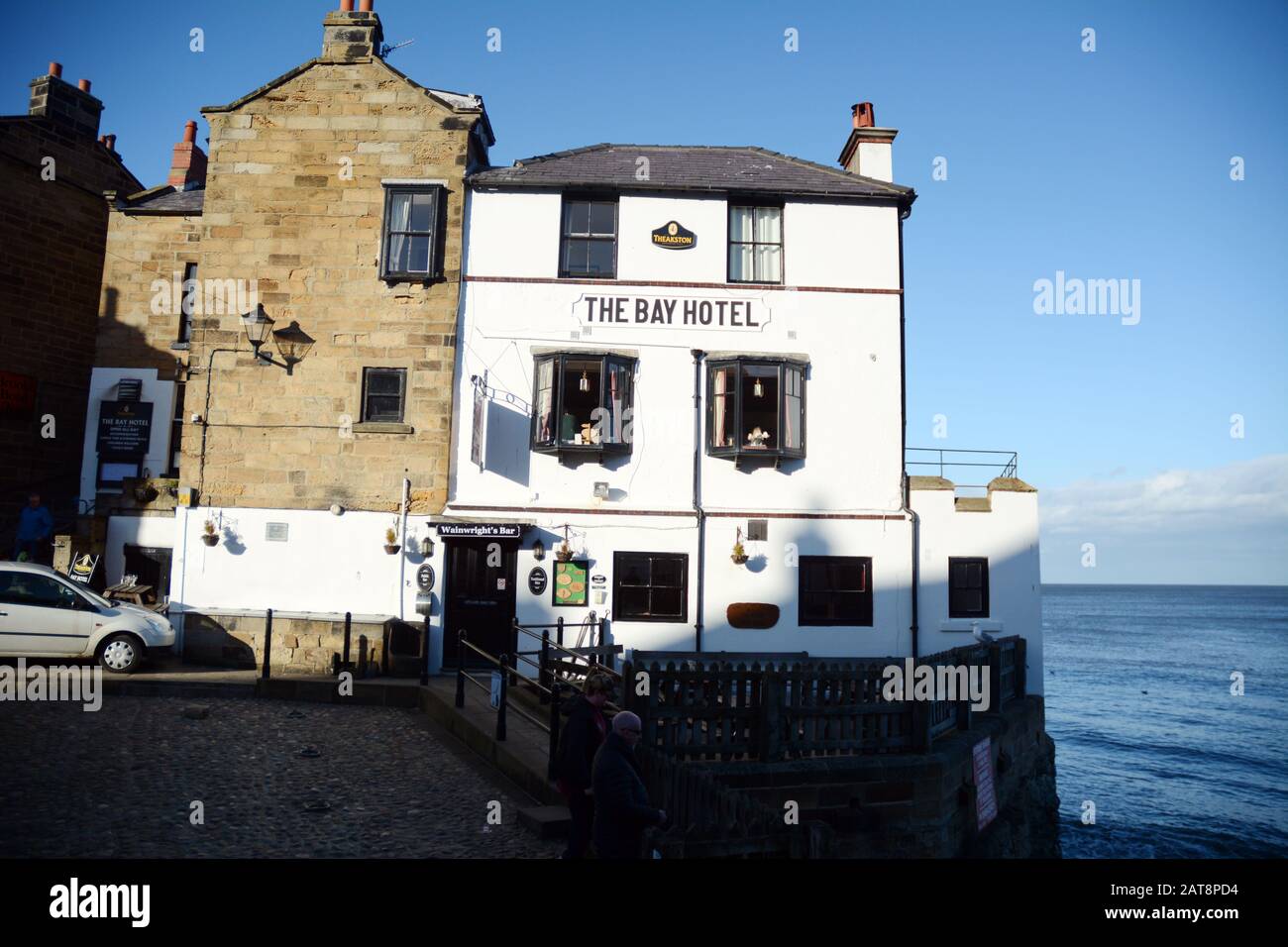 Un pequeño hotel y pub en la ciudad de Robin Hood's Bay en el Mar del Norte, North York Moors National Park, Yorkshire, Inglaterra, Reino Unido. Foto de stock