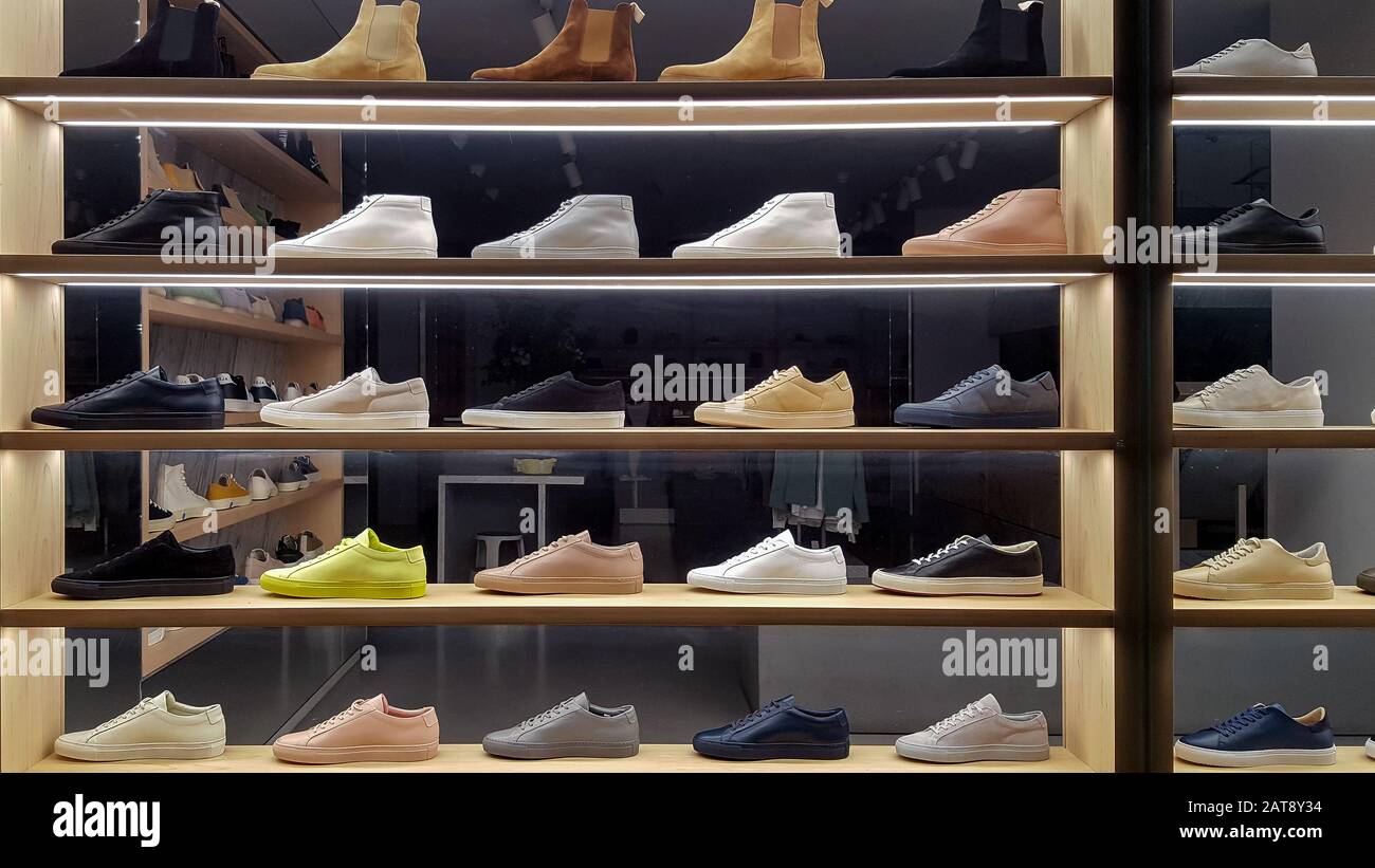 Calzado sin Marca en la ventana de una zapatería urbana Fotografía de stock  - Alamy