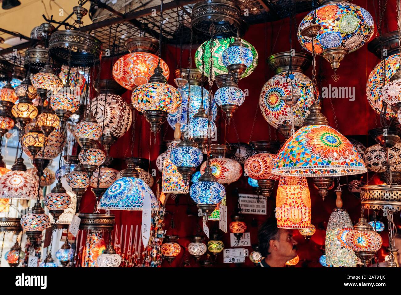 Lámparas artesanales turco en el bazar. Venta de lámparas en el mercado  turco Fotografía de stock - Alamy