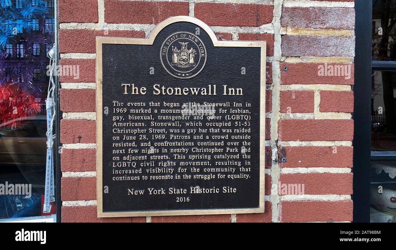 Inscripción en el muro en memoria de los disturbios de Stonewall en 1969 en Nueva York Foto de stock