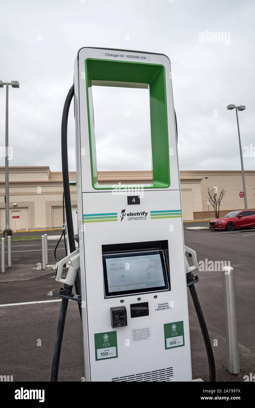 Nueva estación de carga de vehículos eléctricos en una tienda del Departamento de destino en Gainesville, Florida. Foto de stock