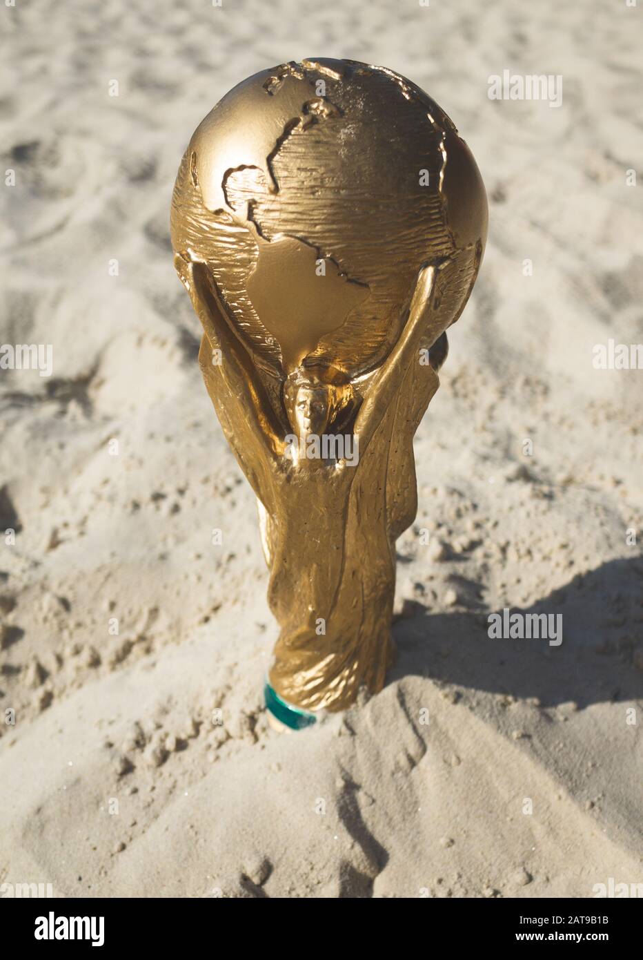 30 de mayo de 2019. Doha, Qatar. El trofeo Copa Mundial de la FIFA en la arena. La Copa Mundial de la FIFA 2022 se celebrará en Qatar Fotografía