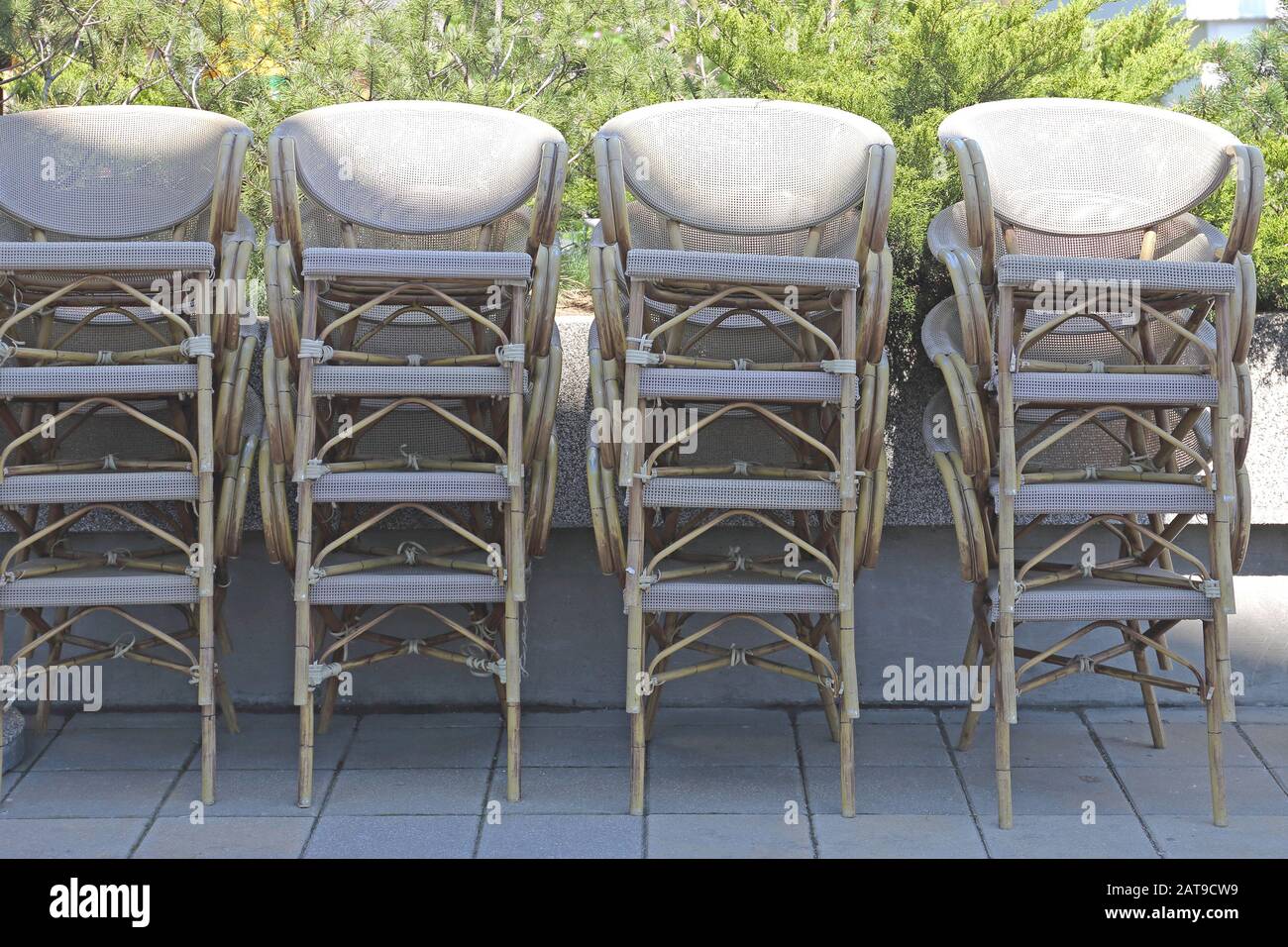 Apilar sillas de bambú en el jardín patio piscina Fotografía de stock -  Alamy