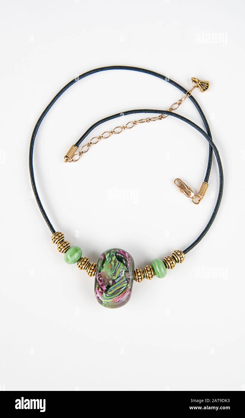 Collar con abalorios de cristal bisutería aislado. Este accesorio de moda tiene un de abalorios Fotografía de stock - Alamy