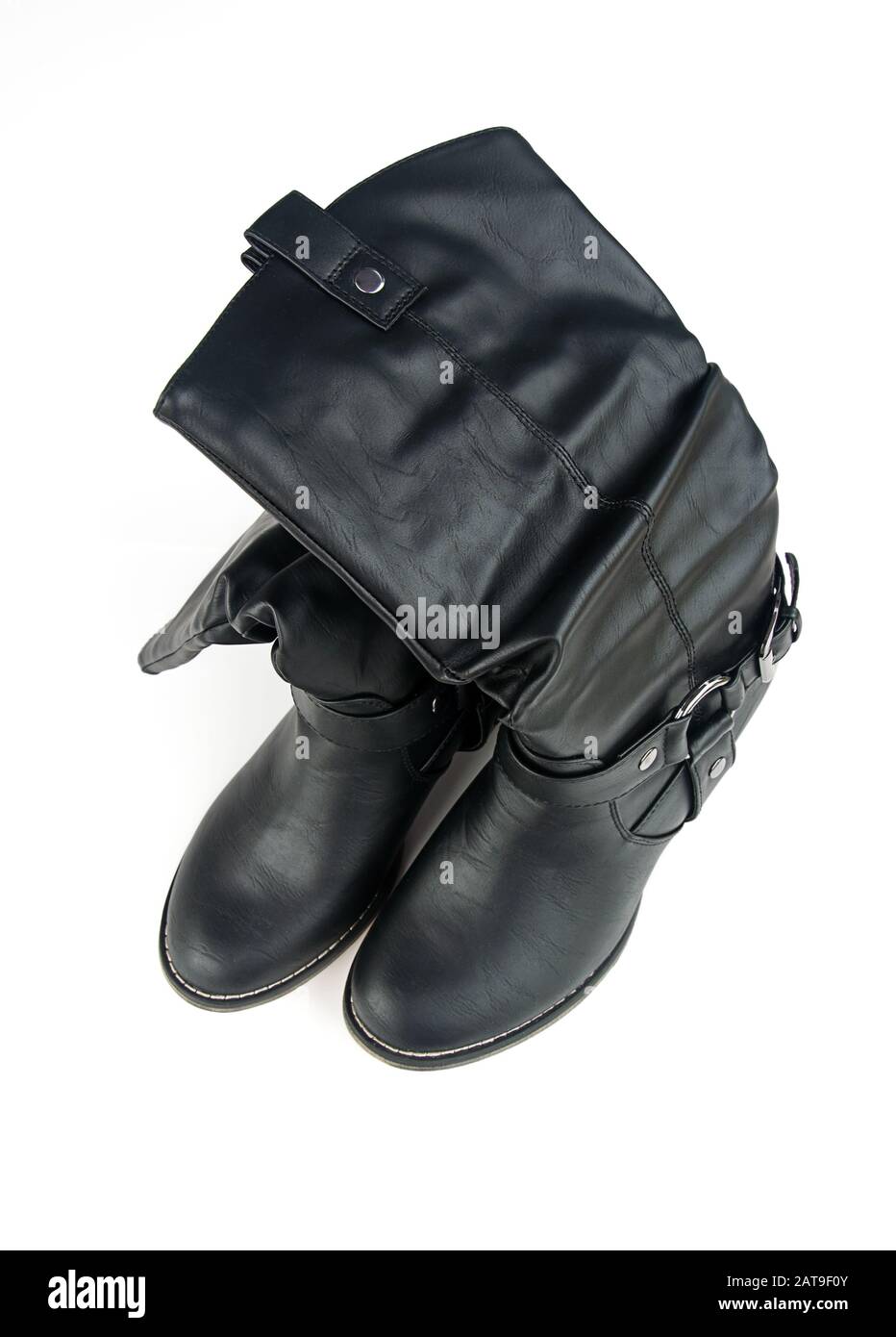 Botas altas de piel negra aisladas sobre fondo claro. Este par de botas de  moda para mujer tiene anillos plateados y parcialmente doblados Fotografía  de stock - Alamy