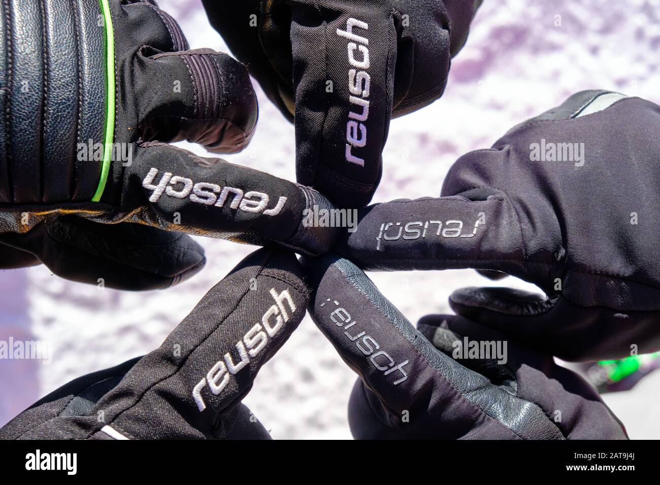 Ciampac, Italia - 24 de enero de 2020: Guantes negros Reusch apuntando cinco dedos índice en una formación estelar, en una pista de esquí en Dolimites, Italia, durante Win Foto de stock