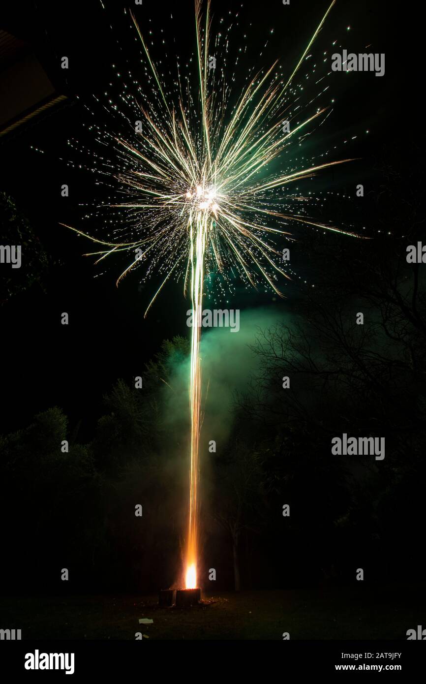 Un increíble espectáculo de fuegos artificiales durante la celebración de Nochevieja para el comienzo de un feliz año nuevo en una bonita Navidad en España, un colorido espectáculo Foto de stock