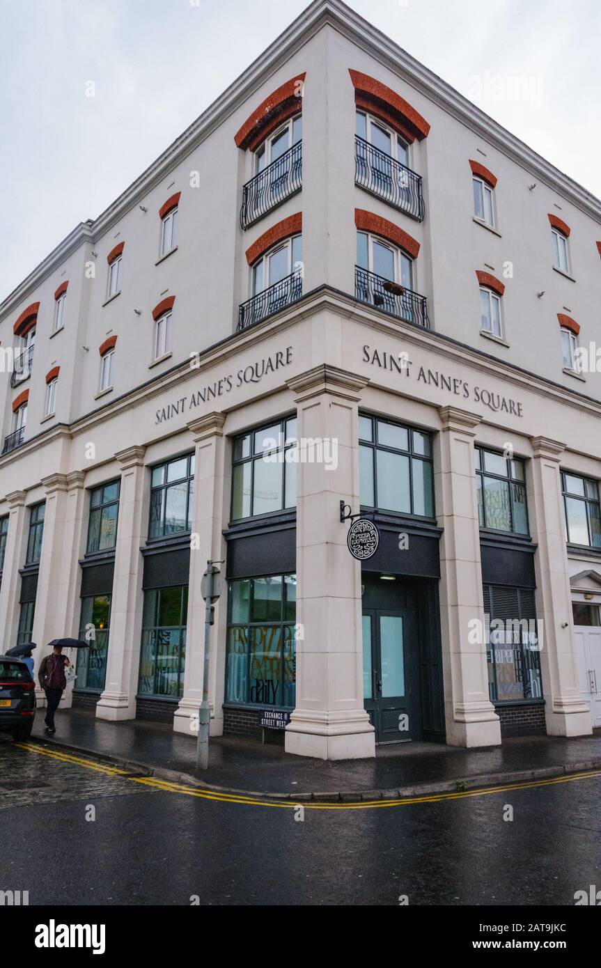 Belfast/Irlanda del Norte - 18 de mayo de 2019: Antiguo edificio histórico de piedra blanca en la Plaza de Santa Ana en un día lluvioso típico con cielos nublados en Dow Foto de stock
