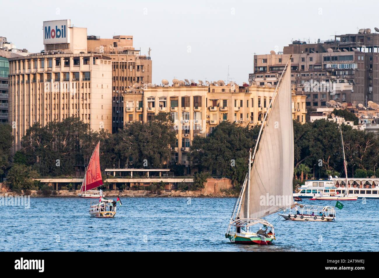 Felucas tradicionales y otros barcos que navegan en el Nilo, el Cairo, Egipto Foto de stock