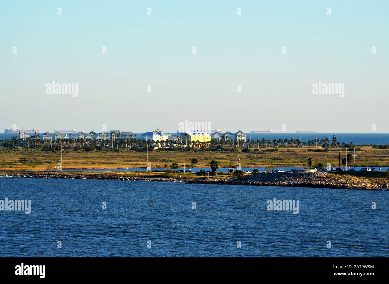 Vista de Galveston, Texas desde la terminal de cruceros en el semáforo de la mañana temprano. Estados Unidos Foto de stock