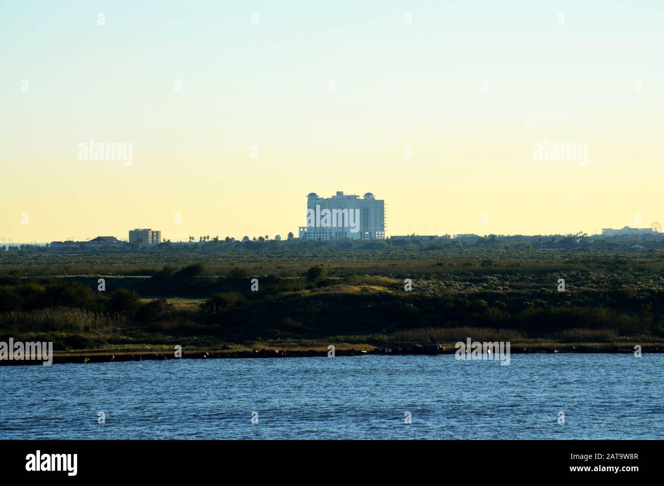 Vista de Galveston, Texas desde la terminal de cruceros en el semáforo de la mañana temprano. Estados Unidos Foto de stock