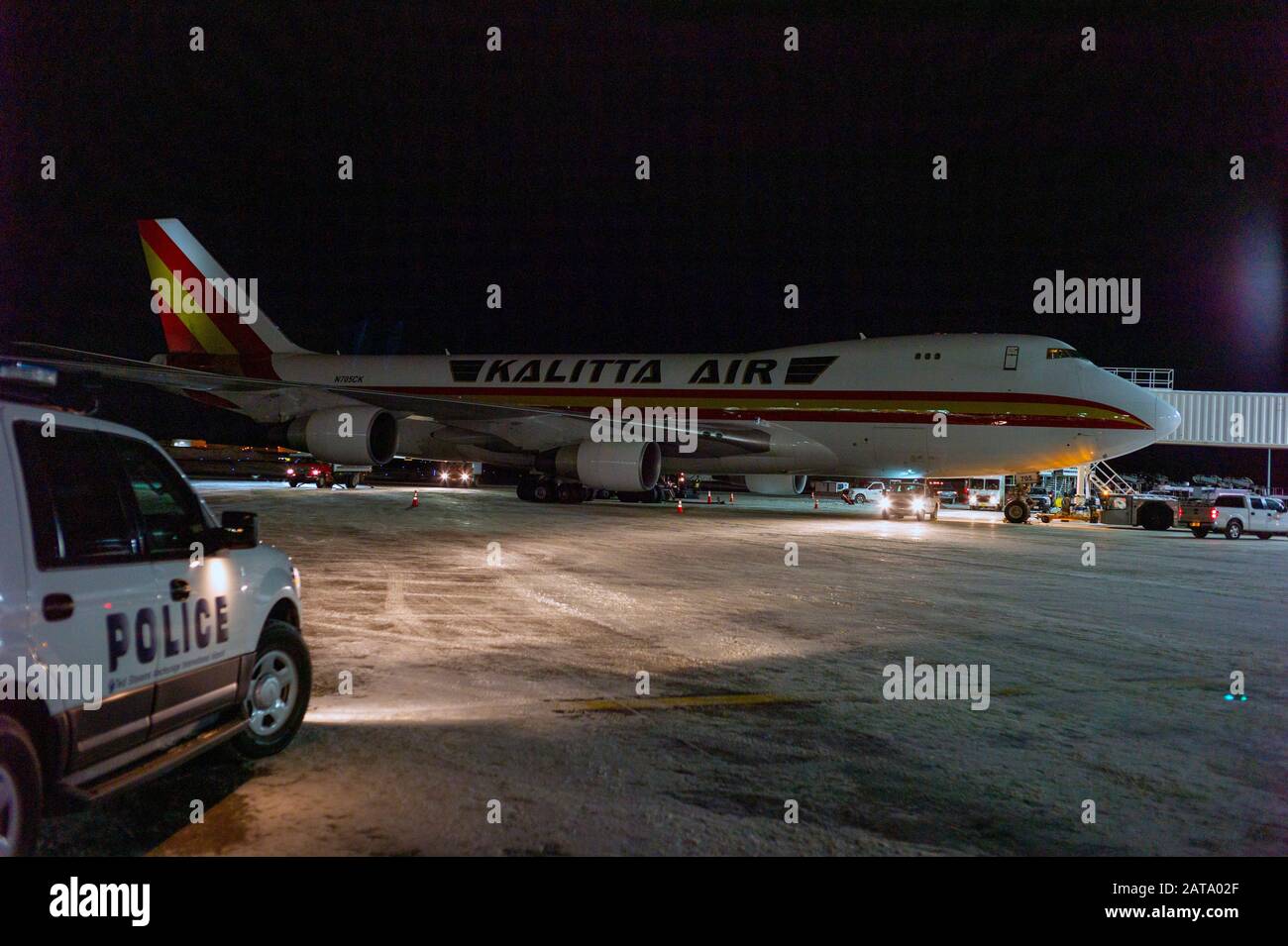 El primer vuelo con estadounidenses desde Wuhan China hace una parada de combustible en Anchorage Alaska USA el 28 de enero. 2020. Virus de la corona Foto de stock