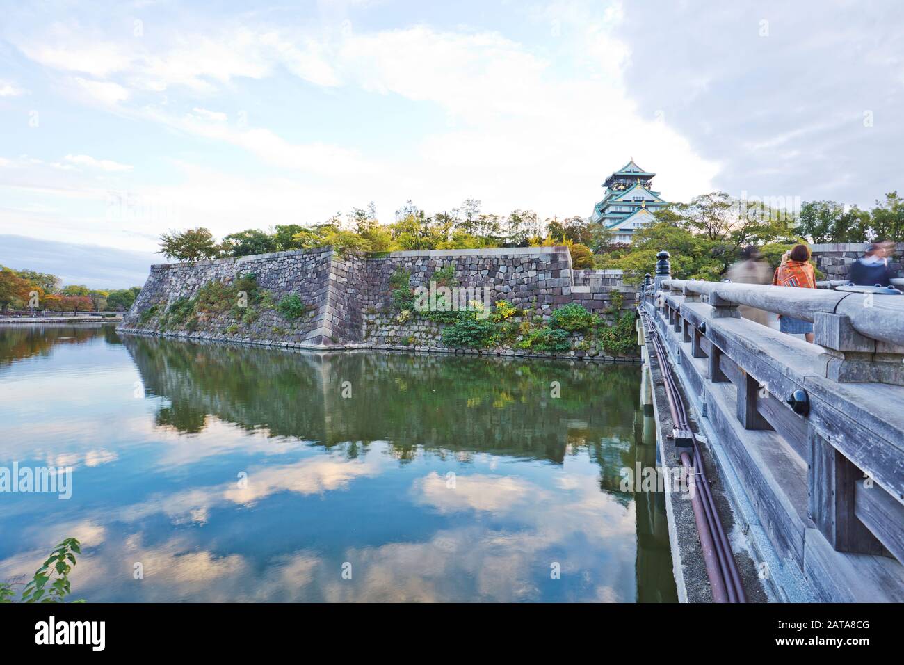 Murallas del Castillo de Osaka y foso iluminado al atardecer panorama Japón Foto de stock