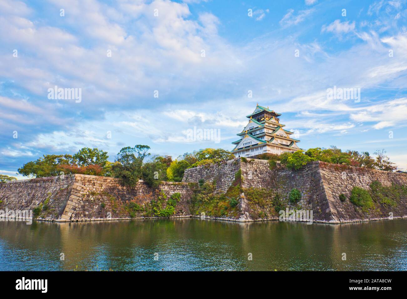 Murallas del Castillo de Osaka y foso iluminado al atardecer panorama Japón Foto de stock